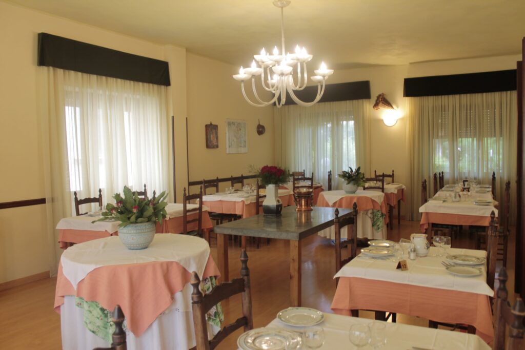 la-nostra-sala-da-pranzo-cena-ristorante-piatti-tipici-e-unici-ma-anche-ricercati-in-una-atmosfera-familiare-e-coinvolgente