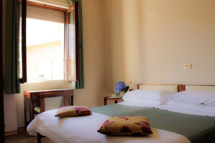 stanze-luminose-con-affaccio- su-giardino-e-verde-in-stile-minimal-a-fiuggi-terme-vintage-hotel-maria-letizia