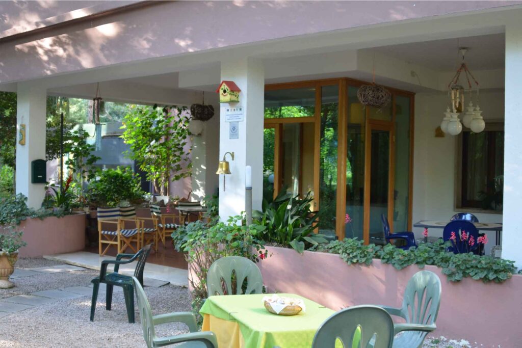ingresso-del-nostro-hotel-i-nostri-tavoli-in-giardino-immersi-nel-verde-dei-nostri-boschi-di-castagno-